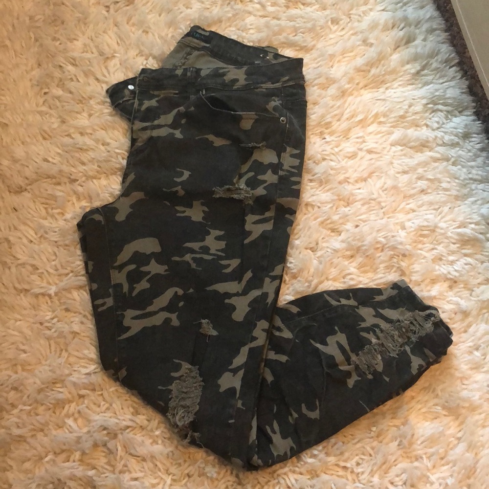 Ripped Camo Jeggings {fit like a 12}